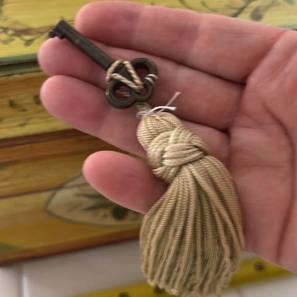 Antique locking small chest - Picture 8 of 8